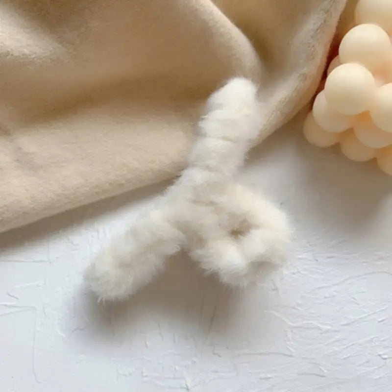 Winter Plush Hair Claw Elegant Acrylic Hairpins Faux Fur Hair Clip Barrette Crab Headwear for Women Girls Hair Accessories