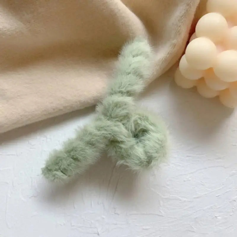 Winter Plush Hair Claw Elegant Acrylic Hairpins Faux Fur Hair Clip Barrette Crab Headwear for Women Girls Hair Accessories